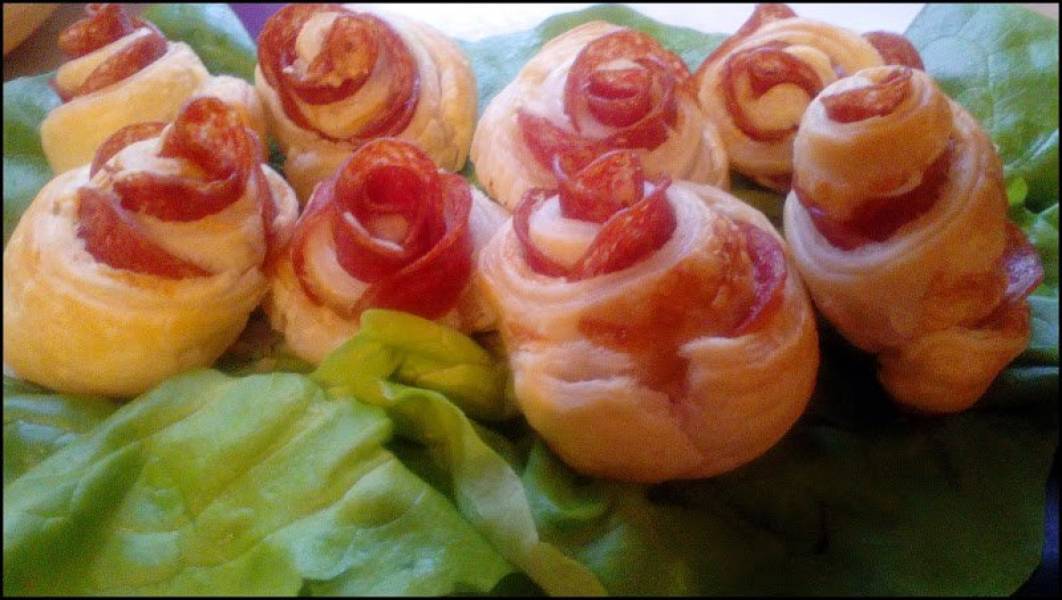 Róże z ciasta francuskiego z salami