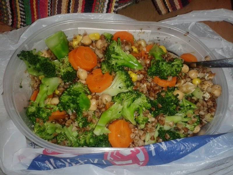 LunchBox: Sałatka z kaszy gryczanej z cieciorką, brokułem i marchewką