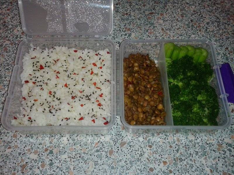 LunchBox:   Sezamowy ryż + zielona soczewica curry + brokuł