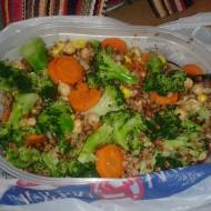 LunchBox: Sałatka z kaszy gryczanej z cieciorką, brokułem i marchewką
