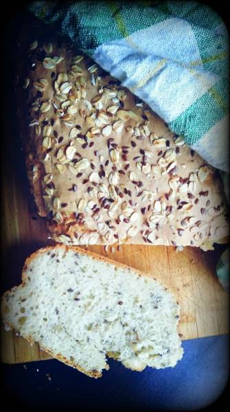 Chleb z siemieniem lnianym i płatkami owsianymi