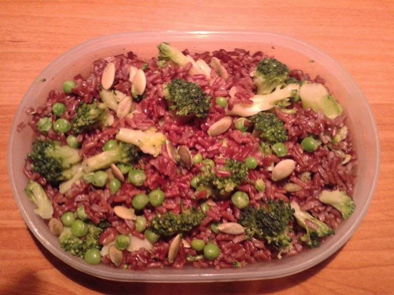 LunchBox: Sałatka z czerwonego ryżu z groszkiem, brokułem, awokado i pestkami dyni