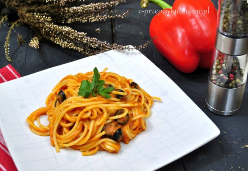 Spaghetti z sosem z pieczonej papryki (479 kcal)