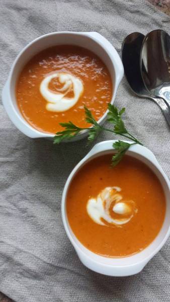 Zupa z suszonych pomidorów z ziołowym serkiem