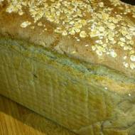 Chleb orkiszowy z siemieniem lnianym i płatkami owsianymi.