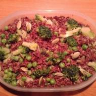 LunchBox: Sałatka z czerwonego ryżu z groszkiem, brokułem, awokado i pestkami dyni