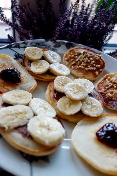 Pancakes z masłem orzechowym i bananem