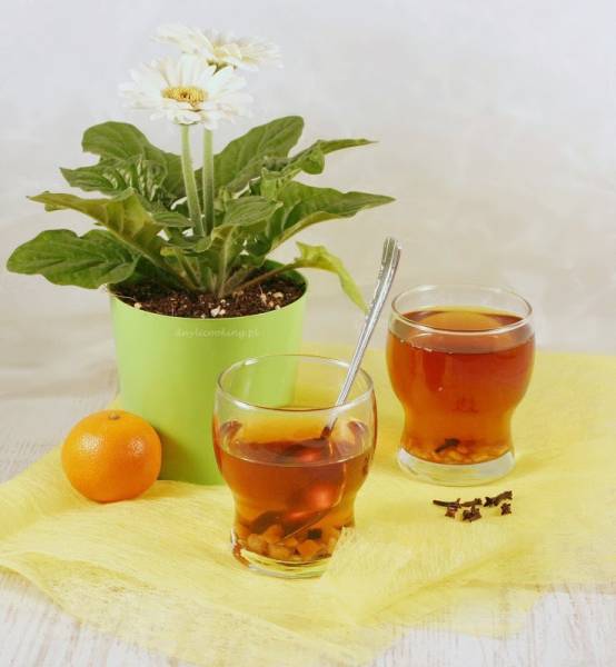Zimowa herbata z goździkami i skórką pomarańczową