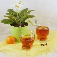 Zimowa herbata z goździkami i skórką pomarańczową