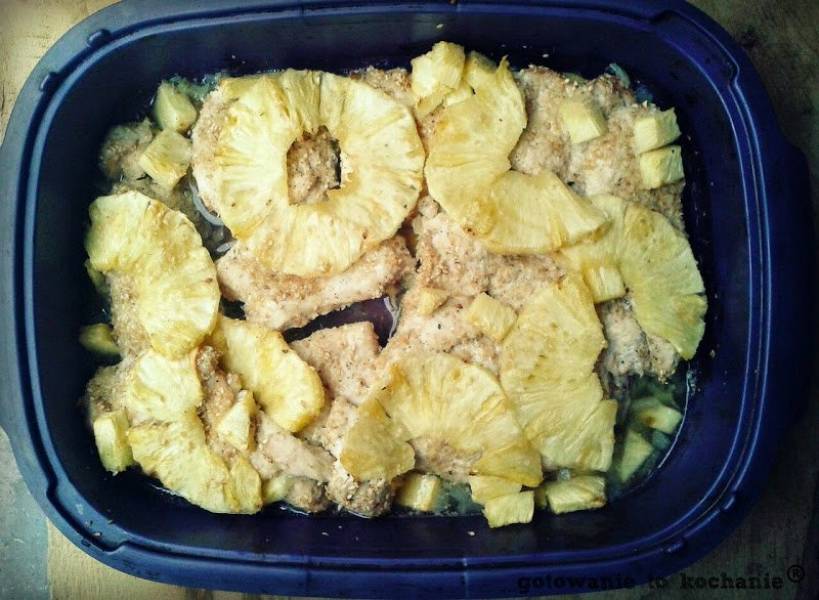 Prosty, naładowany witaminami kurczak pieczony z ananasem