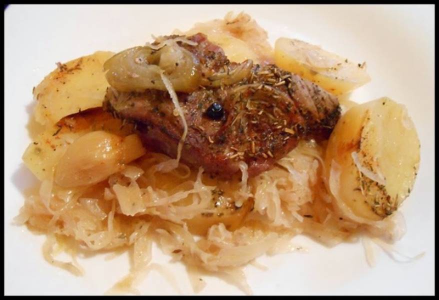 Karczek pieczony z kiszoną kapustą i ziemniakami