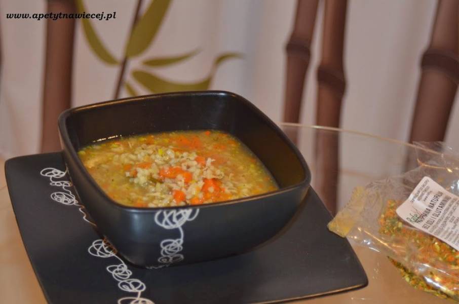 Dietetyczna zupa z warzywami, kurczakiem i ryżem