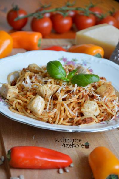 Spaghetti- Nuddeln mit Hähnchen und Pesto aus getrockneten Tomaten