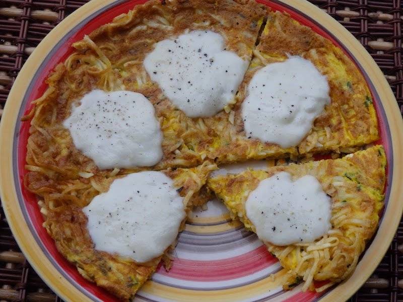 Makaronowy omlet z mozzarellą