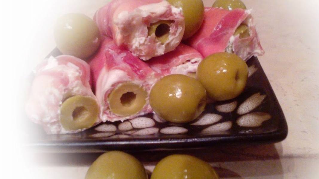 Roladki z szynki parmeńskiej z serkiem  i oliwkami