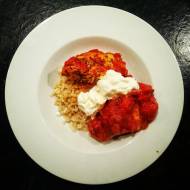 Kurczak w sosie pomidorowym z ryżem i jogurtem greckim