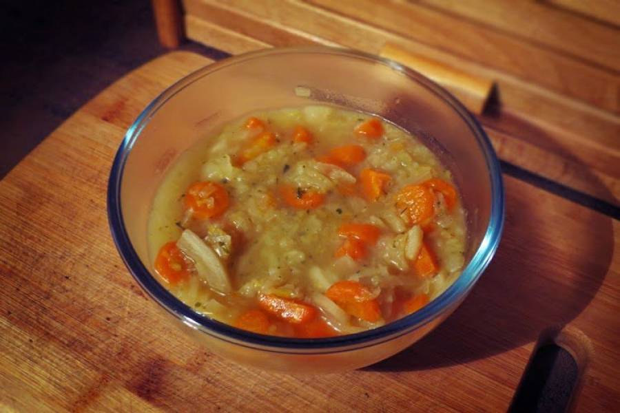 Lekka zupa z białej kapusty (porcja - 130 kcal)