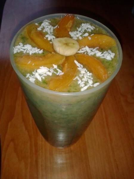 SuperSmoothie: banan-szpinak-kaki-morele