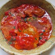 Bitki wieprzowe duszone w winie z pomidorami