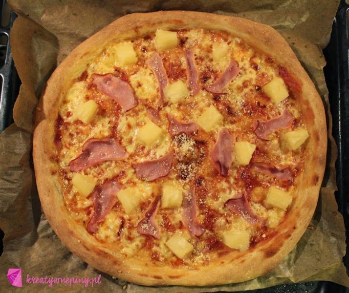 Ciasto na pizze z jajkiem, Pizza po hawajsku z szynką i ananasem
