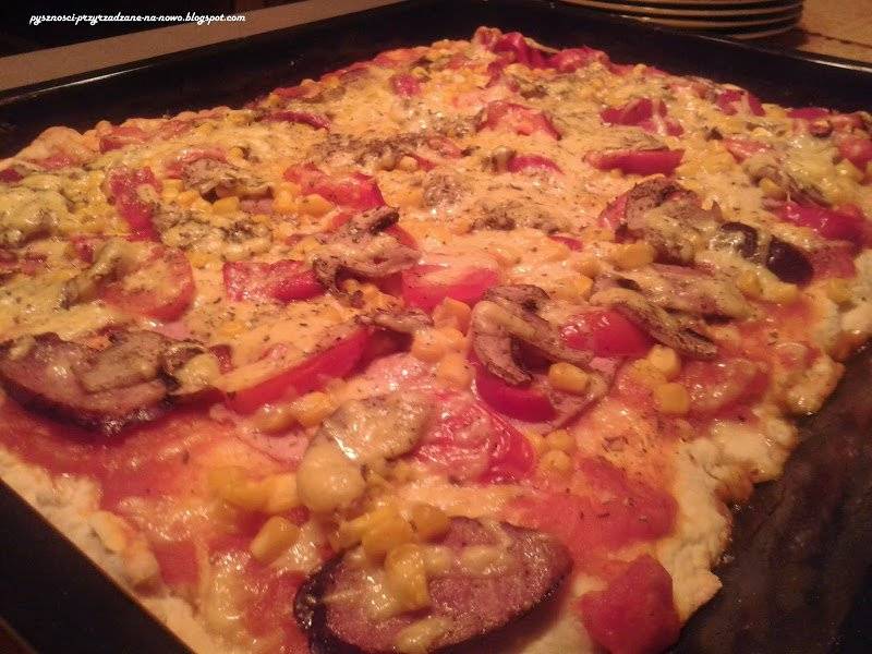 Domowa pizza na średniej grubości cieście