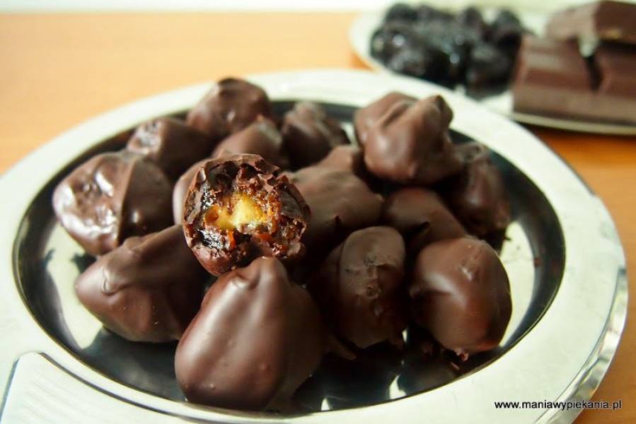 Domowe śliwki w czekoladzie z marcepanem