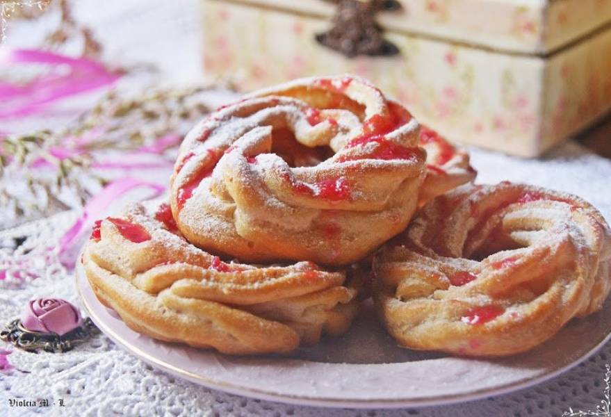 Różane wiedeńskie pączki z piekarnika