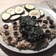 Brązowy ryż ze szpinakiem, oliwkami i cukinią