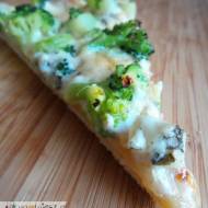 Pizza z brokułem i serem pleśniowym [PRZEPIS]
