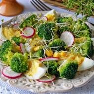 Wiosenna, brokułowa sałatka z jajkami.
