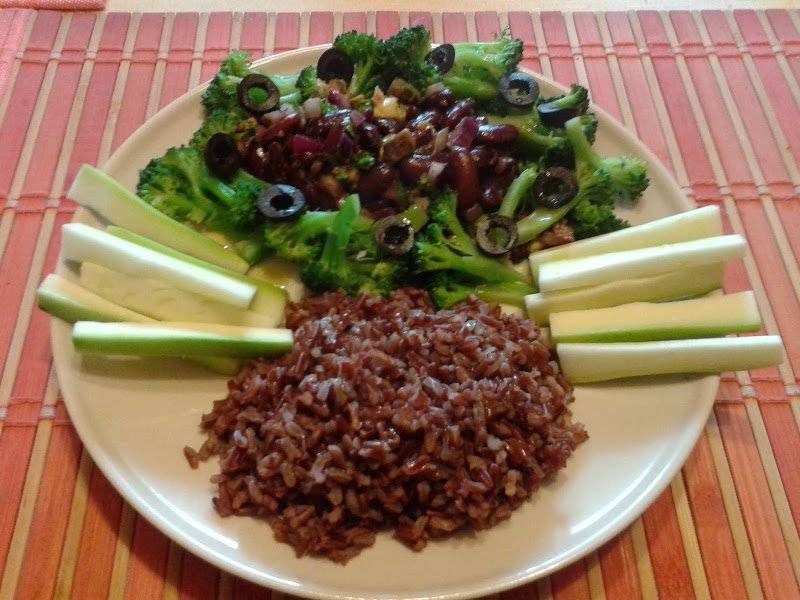 Sałatka z czerwonej fasoli, oliwek i brokuła + czerwony ryż