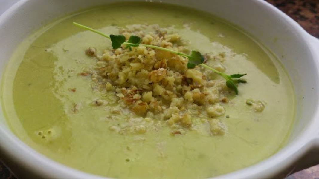 Zupa - krem z zielonego groszku ze smażonym topinamburem, serem pleśniowym i orzechami włoskimi.