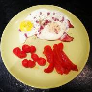 Jajko sadzone na szynce z cebulką i czerwonymi warzywami