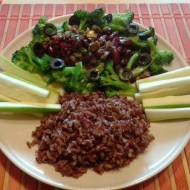 Sałatka z czerwonej fasoli, oliwek i brokuła + czerwony ryż