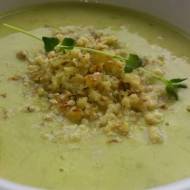 Zupa - krem z zielonego groszku ze smażonym topinamburem, serem pleśniowym i orzechami włoskimi.