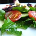 Sałatka z pieczonymi śliwkami i serem ricotta.