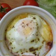 Śniadaniowe wariacje z jajka, czyli suflet jajeczny z szynką i serem na porach.
