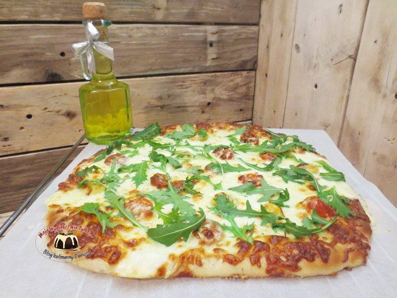 Biała pizza z mozzarellą i rukolą