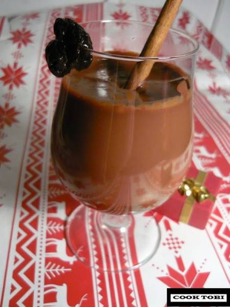 Gęsta gorąca czekolada z suszoną śliwką i cynamonem