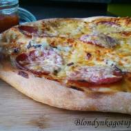 Pizza z Salami i Anchois na Sosie Słodko-Ostrym Chili