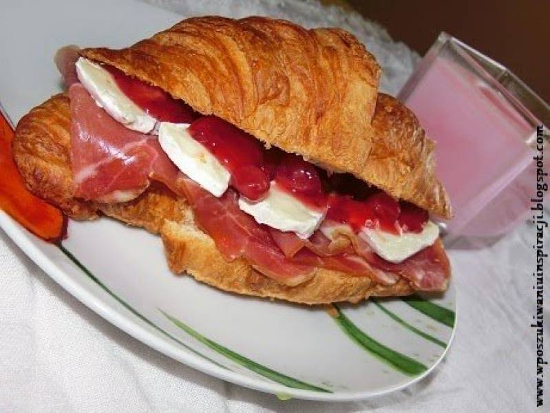 Croissanty z camembertem, szynką szwarcwaldzką i konfiturą żurawinową