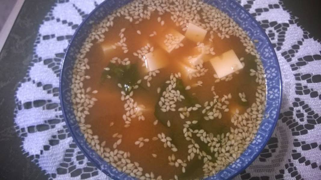 Zupa miso z wakame i tofu