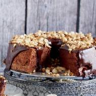 Anielskie ciasto czekoladowe z polewą i prażonymi orzechami / Chocolate angel food cake with ganache and toasted hazelnuts