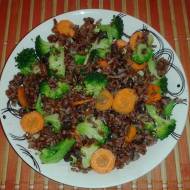 Sałatka ryżowa z adzuki, brokułem i rodzynkami
