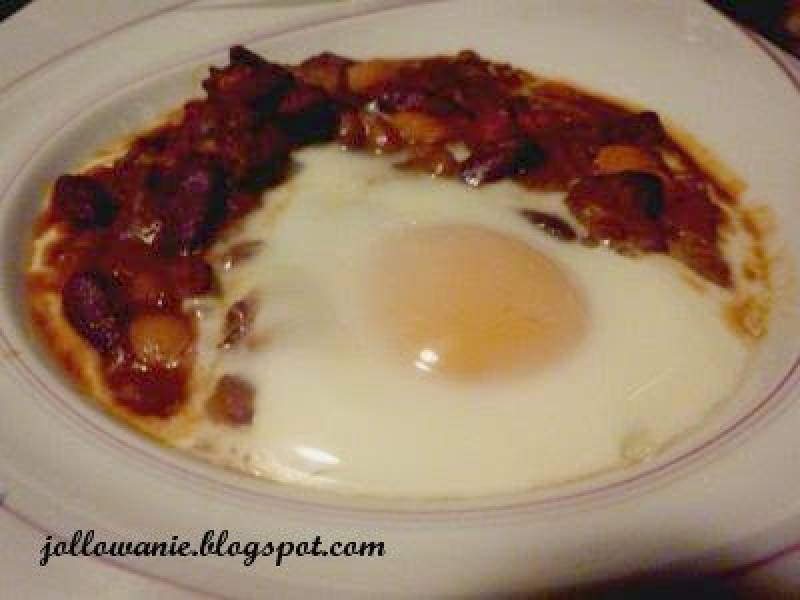Gulasz wieprzowo-wołowy z fasolą i zapiekanym jajkiem na miękko