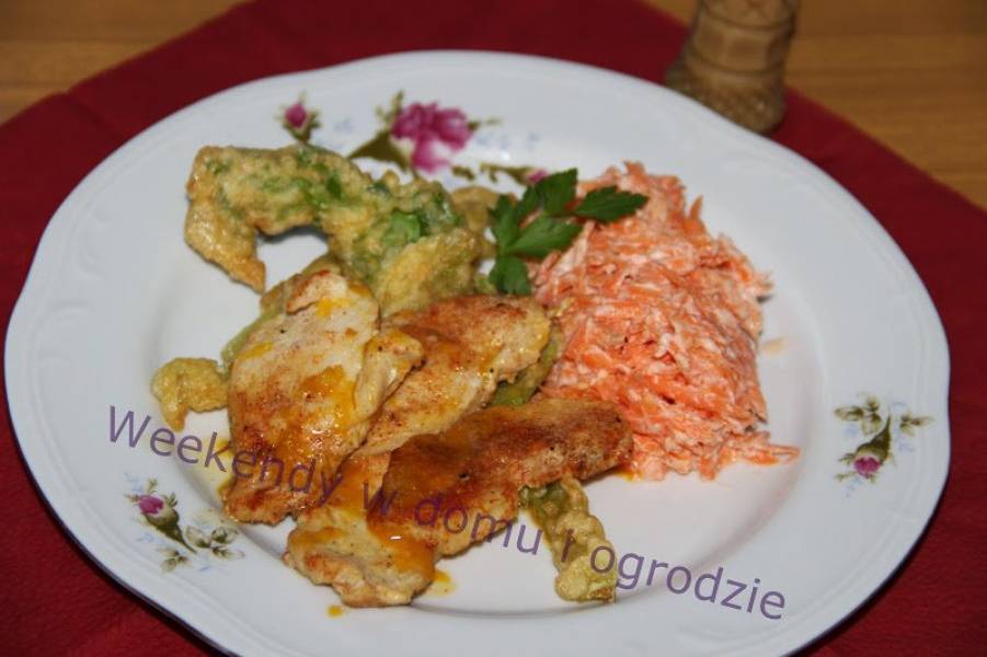 Kurczak z selerem w tempurze i surówką marchewkową