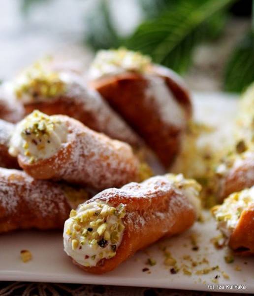 Cannoli - włoskie rurki z kremem serowo śmietanowym