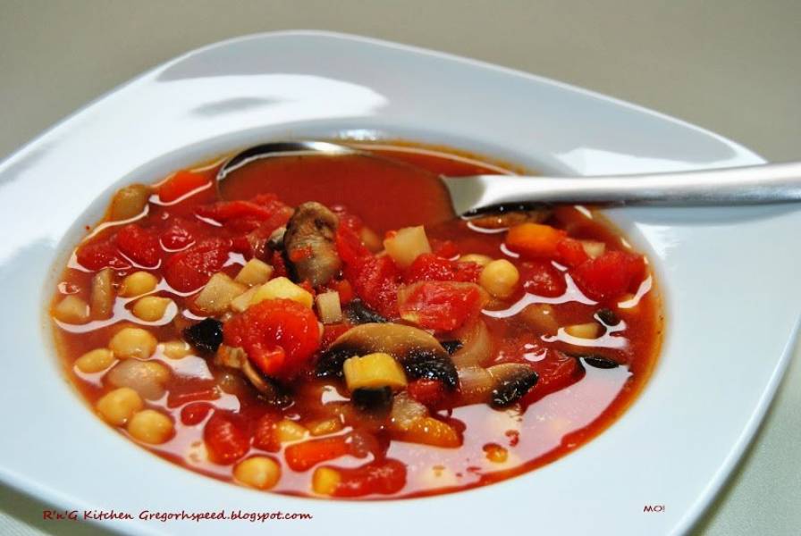 Zupa pomidorowa z ciecierzycą i pieczarkami