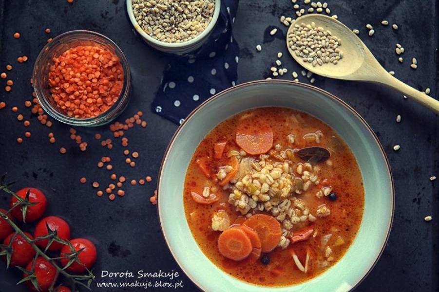 Zupa pomidorowa z soczewicą i pęczakiem