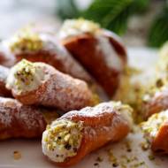 Cannoli - włoskie rurki z kremem serowo śmietanowym